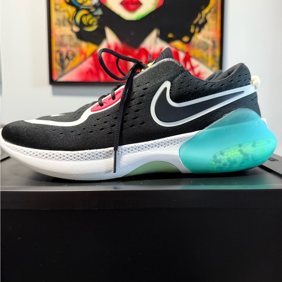 Nike Black and White Athletic Shoes with Sleek Design - Picture 1 of 9